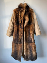 Load image into Gallery viewer, 1970s Puffer Coat Fur Lined Quilted S