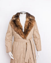 Load image into Gallery viewer, 1970s Puffer Coat Fur Lined Quilted S
