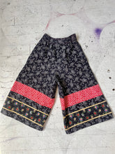 Load image into Gallery viewer, 1970s Culottes Cropped Pants Printed Cotton High Waist XS