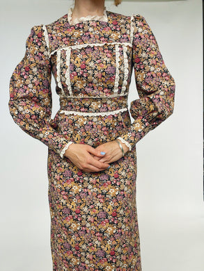 1970s Maxi Dress Cotton Strawberry Floral Prairie Gown S