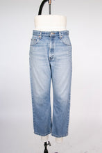 Load image into Gallery viewer, Levi&#39;s Jeans Distressed 1990s 550 34&quot; x 26&quot;