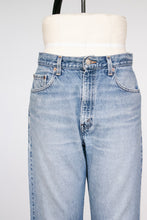 Load image into Gallery viewer, Levi&#39;s Jeans Distressed 1990s 550 34&quot; x 26&quot;