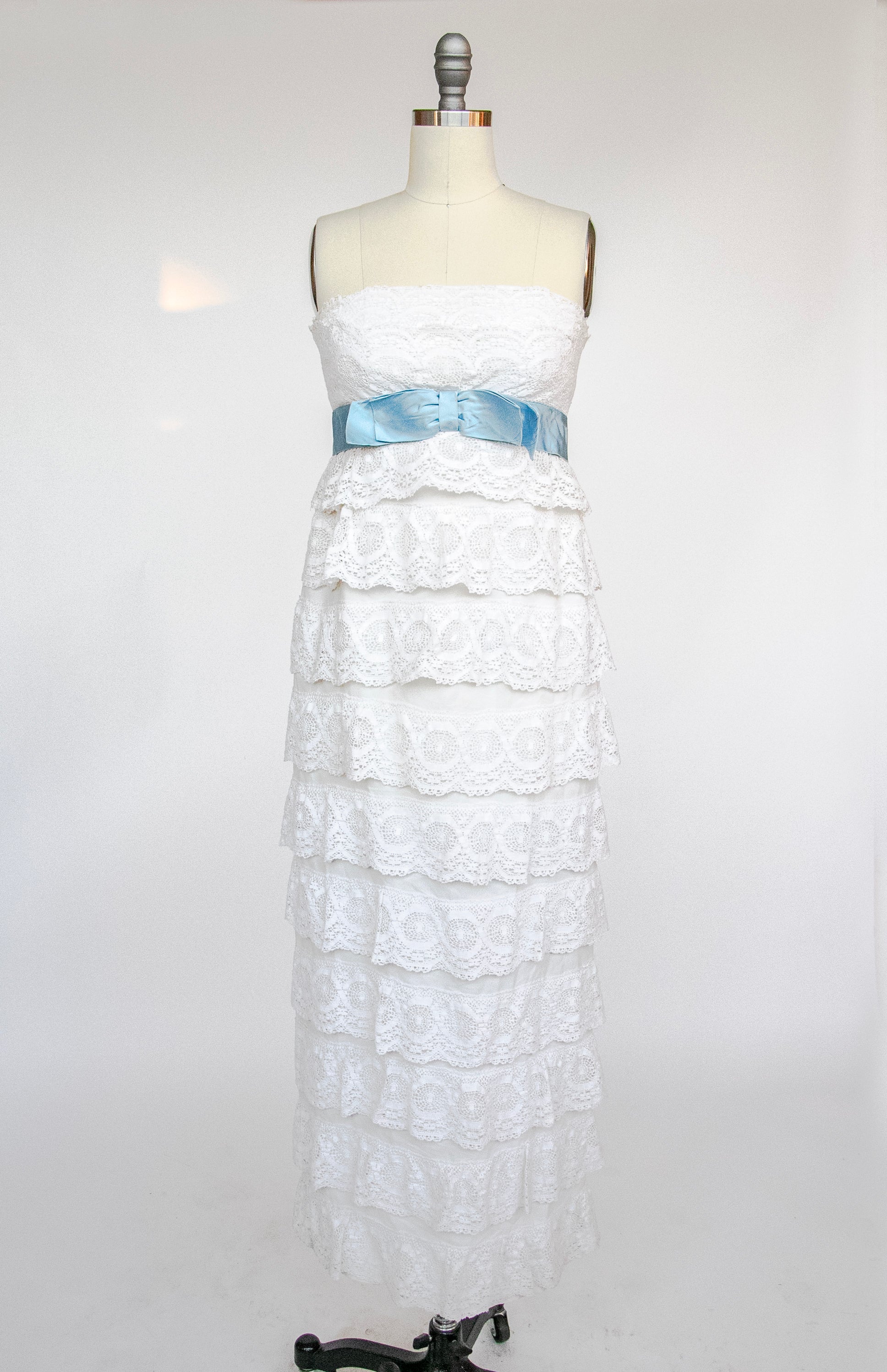 chinese dress ladies 1950s Dress White Lace Strapless Fitted M – Deja Vintage Boutique