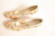 Load image into Gallery viewer, 1960s Heels Floral Embroidered Fabric Chunky Low Heel 9 AA