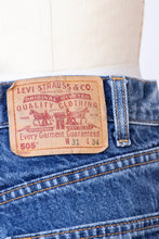 Load image into Gallery viewer, 1990s Levi's 505 Jeans Cotton Dark Denim Straight Leg 30" x 33"