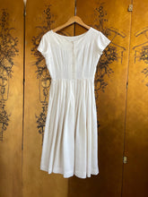 Load image into Gallery viewer, 1950s Dress Linen Ivory Full Skirt Shirtfront Pleated S