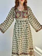 Load image into Gallery viewer, 1970s Maxi Dress Paisley Printed Cotton Soho S