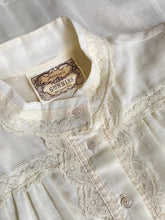 Load image into Gallery viewer, 1970s Gunne Sax Blouse Cotton Lace Peasant Top S